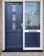 Raamfolie voordeur gras met tekst welkom en naam